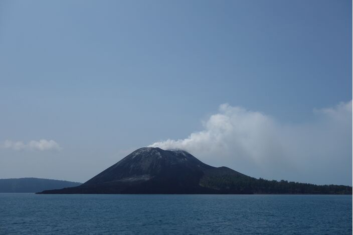 Foto gemaakt door Wikipedia - Indonesië - De alarmfase rond de nu actieve Indonesische vulkaan Anaka Krakatoa is tot het op een na hoogste niveau verhoogd. De activiteit ervan is flink toegenomen. 