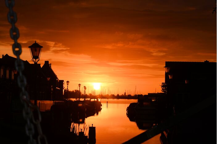 Foto gemaakt door Aad Hoogeboom - Roelofarendsveen (archief) - De zon komt al heel vroeg op deze dagen