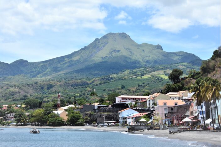 Foto gemaakt door Wikipedia - Saint-Pierre (Martinique) - Zondag is het 120 jaar geleden dat op Martinique Mont Peleé uitbarstte. Er vielen 30.000 doden. Het was één van de zwaarste uitbarstingen uit de historie. 