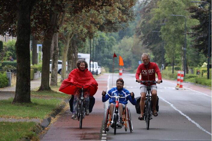 Foto gemaakt door Raymond Hofsté - Borne - Korte broeken, maar ook een poncho; je kunt het allemaal gebruiken de komende tijd