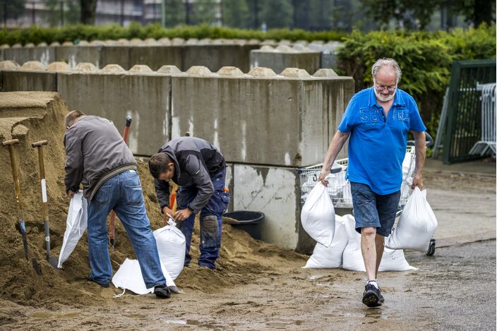 Foto gemaakt door ANP - Zuid-Limburg - Met man en macht wordt geprobeerd om het water tegen te houden in Zuid-Limburg.