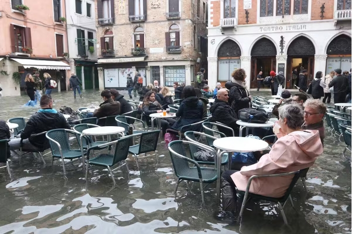 Foto gemaakt door Emiliano Creeps/ANSA via AP - Venetië - Op 17 november 2019 kampte Venetië met de ergste overstroming in meer dan 50 jaar.