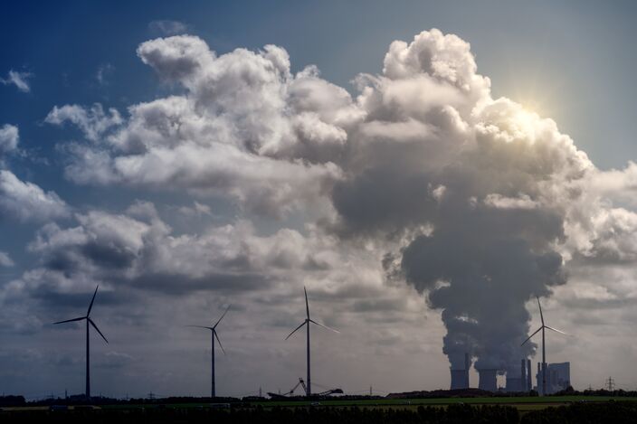 De snelle opkomst van goedkope duurzame energie in plaats van fossiele brandstoffen is een van de redenen waarom het meest warme klimaatscenario niet meer plausibel is. 