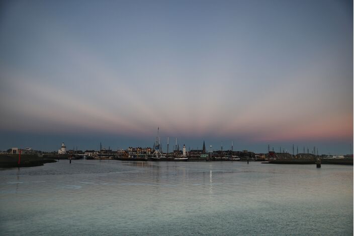 Foto gemaakt door Anna Zuidema - Harlingen - Prachtige tegenzonnestralen in de lucht. 