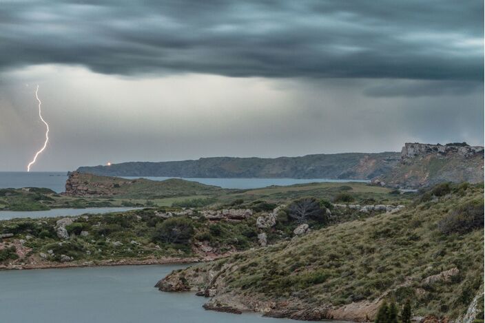 Foto gemaakt door Markus Trienke - Menorca - Een onweersbui nadert Menorca. 