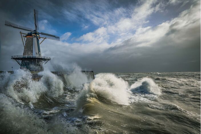 Foto gemaakt door Chris Biesheuvel - Na het stormachtige weer van gisteren, is het vandaag regenachtig met aan zee nog steeds een stevige wind. Het blijft de komende dagen op en af met het weer.