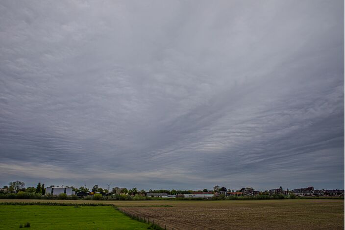 Foto gemaakt door Ab Donker - Buurmalsen - Bijzondere bewolking in de buurt van Buurmalsen.