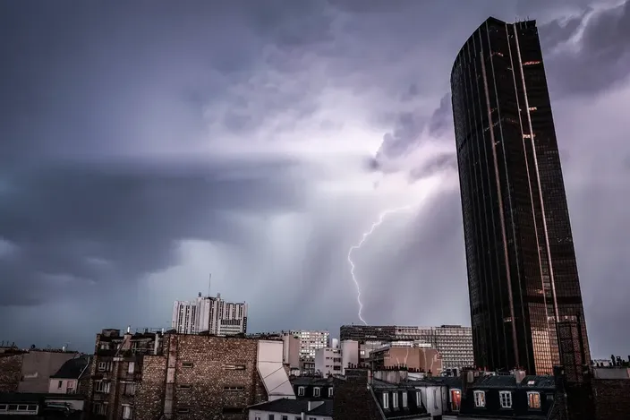 Foto gemaakt door Thibaud Moritz - Parijs - Het onweer op 25 juni 2025 gefotografeerd vanuit Parijs