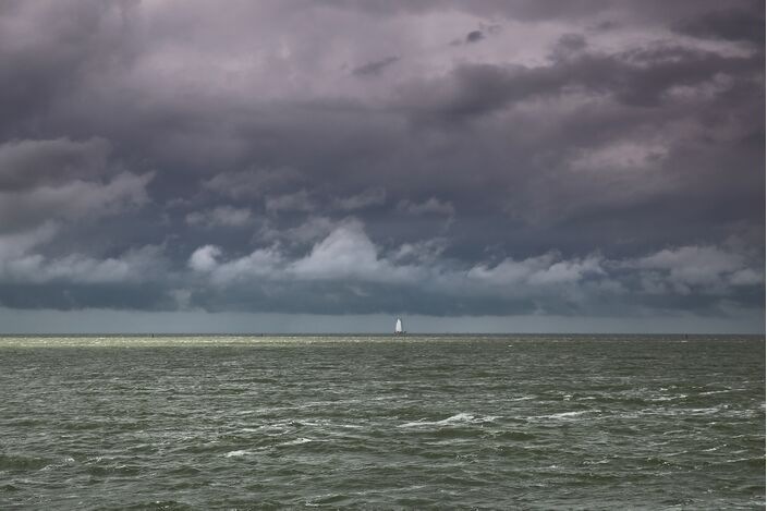 Foto gemaakt door Anna Zuidema - Harlingen - Een traag bewegende storing heeft zondag in grote delen van West-, Midden- en Zuid-Nederland een waar waterballet veroorzaakt. Het kwam ook tot wateroverlast. 