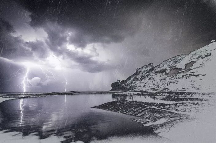 Foto gemaakt door Jeremy Bishop and Todd Helmenstine - Thundersnow is zeldzaam en foto's daarom ook.