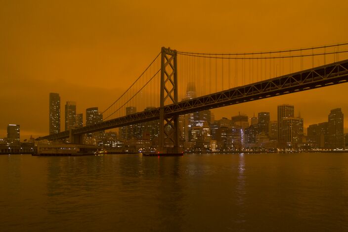 Foto gemaakt door Christopher Michel - San Francisco - Rook van bosbranden bedekte in 2020 San Francisco en kleurde de lucht rood.