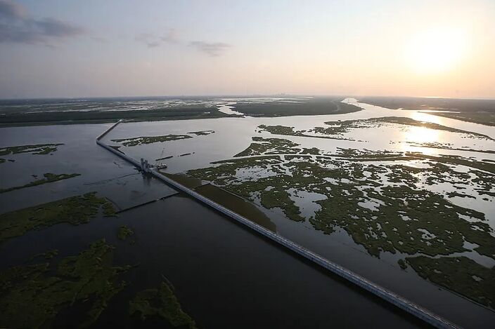 Foto gemaakt door Getty Images - New Orleans - De Lake Borgne-overstromingsbarrière van New Orleans, gebouwd na orkaan Katrina, is één van de verdedigingsmechanismen van de stad.