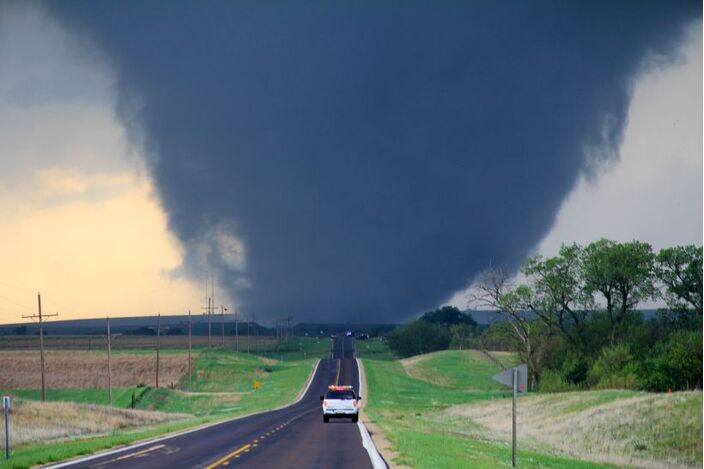 Foto gemaakt door Wil Campbell - Marquette, Kansas - De VS hebben dit jaar met een extreem actieve start van het tornadoseizoen te kampen. Speelt klimaatverandering hierin een rol? 