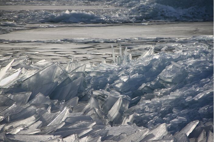 Foto gemaakt door Anna Zuidema - Archieffoto van kruiend ijs, ter illustratie. Ook kruiend ijs kan een ijsdam veroorzaken.