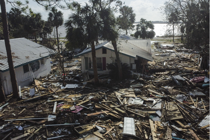 Foto gemaakt door AP Photo / Stephen Smith - Cedar Key (Florida) - Puin omringt de Faraway Inn Cottages and Motel na orkaan Helene op 27 september.