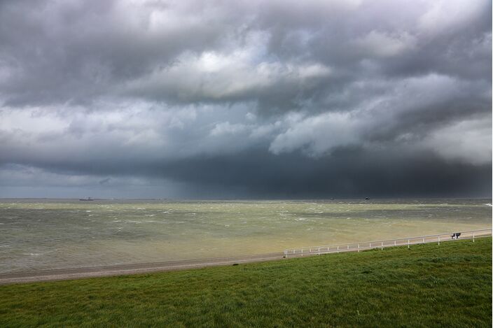 Foto gemaakt door Ilse Kootkar - Den Helder - Zware buien, onweer, hagel en veel wind: we hadden een onrustige donderdag. Hier en daar werd schade aangericht en ook boven land was het erg onrustig.