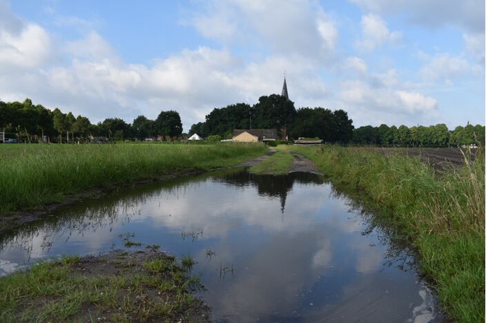 Foto gemaakt door Willem van Nunen - Stiphout - Op sommige plaatsen zijn dit pinksterweekend grote plassen ontstaan.