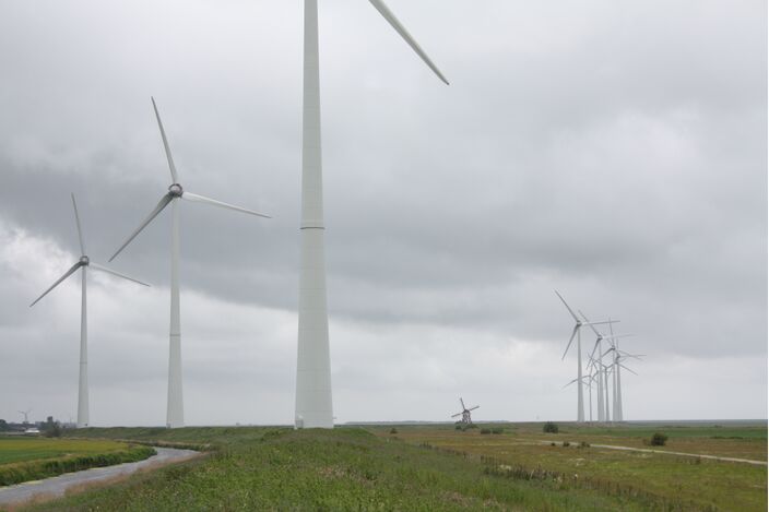 Foto gemaakt door Tijmen Stam - Eemshaven - Windmolens in het gebied van de Eemshaven. Op de achtergrond is molen 'De Goliath' zichtbaar. 