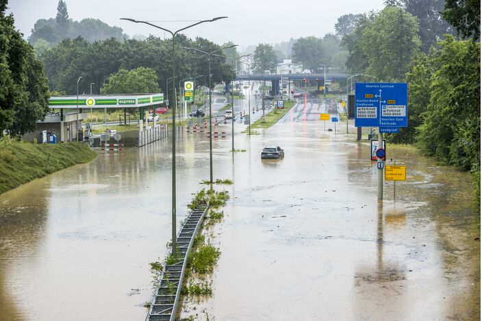 Foto gemaakt door Marcel Van Hoorn (ANP) - Eygelshoven - Zuid-Limburg heeft in juli te maken met flink wat wateroverlast.