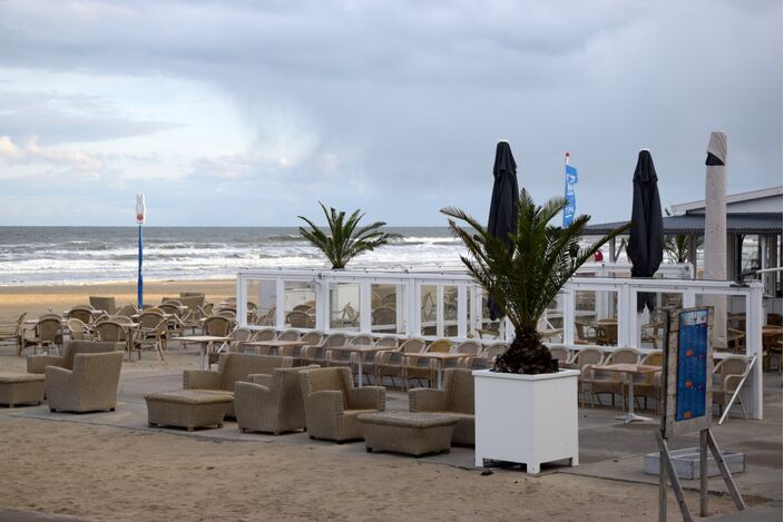 Foto gemaakt door John Dalhuijsen - Zandvoort aan Zee - De strandstoelen zijn ook vandaag weer leeg.