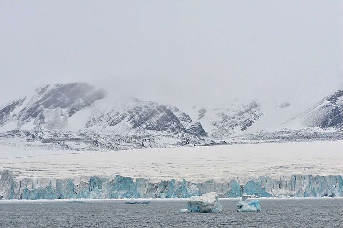 Foto gemaakt door Ansgar Walk - Nova Zembla - Een gletsjer in zee bij Nova Zembla.