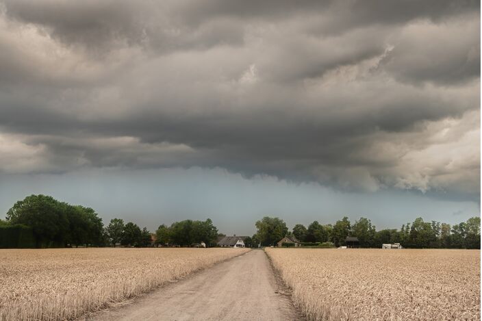 Foto gemaakt door Chris Biesheuvel - Neerijnen - Een bui nadert Neerijnen.