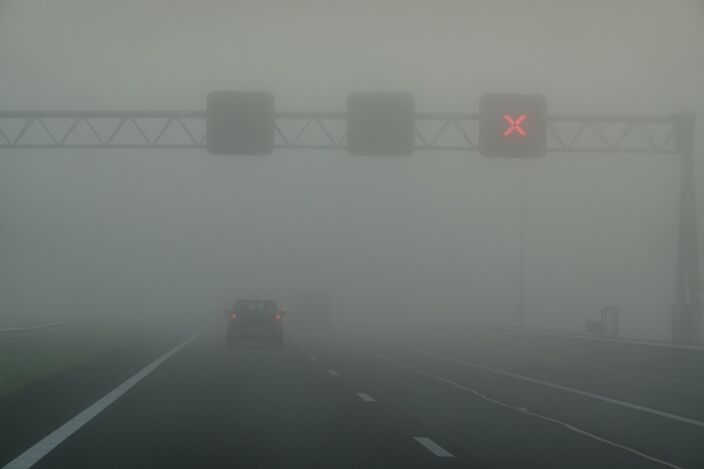 Foto gemaakt door Joost Mooij - Amsterdam - Dichte mist kan gevaarlijke situaties op de weg veroorzaken.