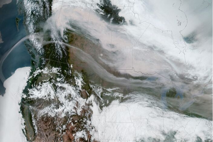 Foto gemaakt door NASA - Canada en VS - Terwijl de bosbranden in het westen van Canada aanhouden, krijgen delen van de VS ook met de dikke rookwolken te maken die door de branden worden gegenereerd.