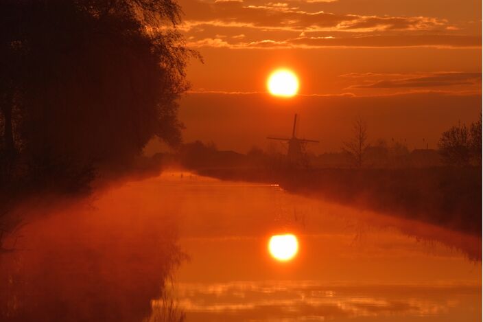 Foto gemaakt door Joost Mooij - Aarlanderveen - Opkomende zon boven de molen van Aarlanderveen. 