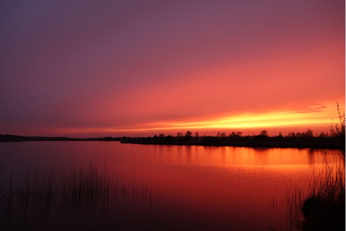 Foto gemaakt door Ben Saanen - Budel - Na een weinig enerverende weerdag kleurde de lucht woensdag, halverwege de avond ineens spectaculair oranje, geel en soms zelfs bijna rood. Wat een spektakel!