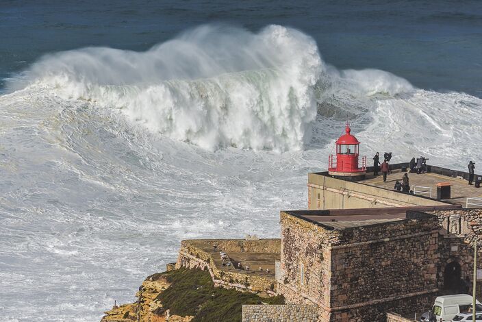 Foto gemaakt door Luis Ascenso - Nazaré - Hoge golven voor de kust bij Nazaré,
