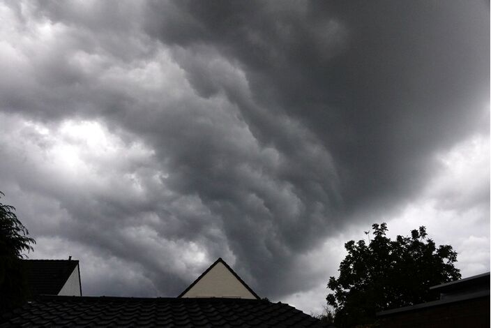 Foto gemaakt door Ben Saanen - In de nacht van donderdag op vrijdag en vrijdagochtend vroeg trokken enkele stevige, zomers aandoende onweersbuien over het land