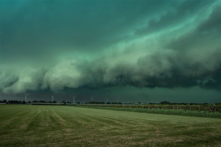 Foto gemaakt door Chris Biesheuvel - Meteren - Op de dag dat in Limburg een strook van Beek naar Schinnen door een tornado werd getroffen, kwamen in Duitsland nog 7 andere (krachtige) tornado's voor.