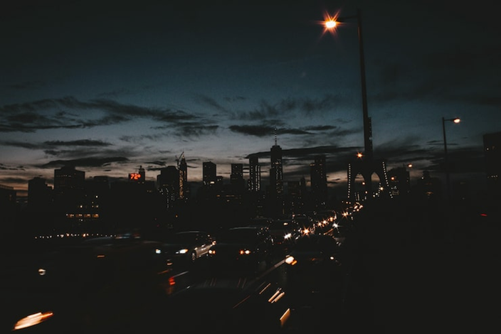 Stad bij nacht. Bron: freepik.com