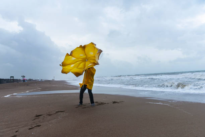 Man in storm aan de kust. Bron: Getty Images