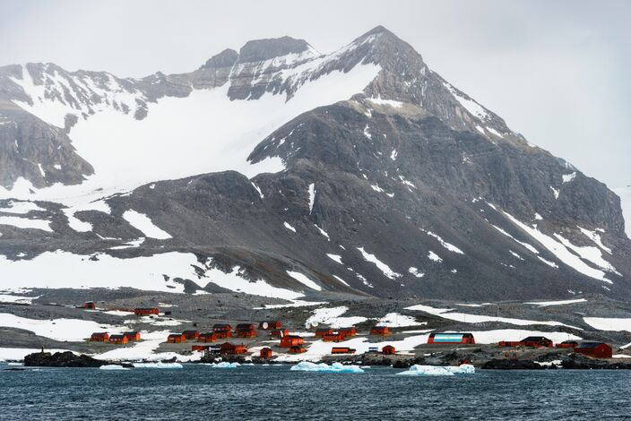 Foto gemaakt door Paul Carroll via Unsplash - De Esperanza-basis op het Trinity Schiereiland op Antarctica. Op dit moment ligt er veel minder sneeuw door aanhoudende hoge temperaturen. Foto gemaakt door Paul Carroll via Unsplash - De Esperanza-basis op het Trinity Schiereiland op Antarctica. Op dit moment ligt er veel minder sneeuw door aanhoudende hoge temperaturen.