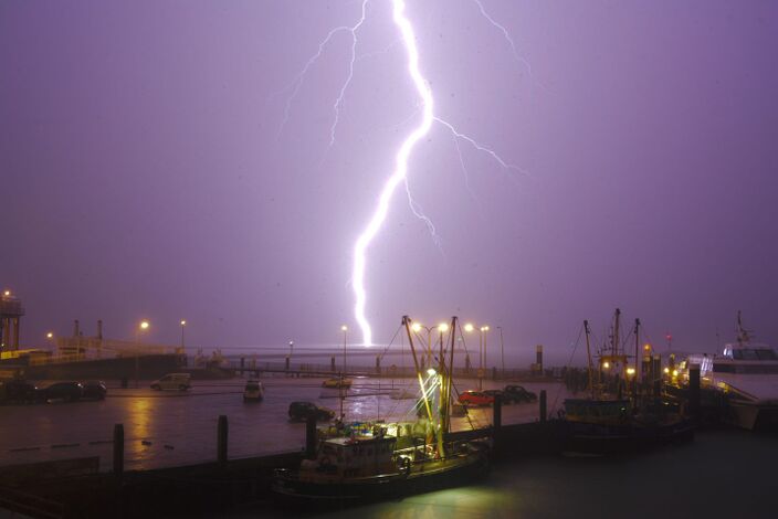 Foto gemaakt door Sytse Schoustra - Terschelling - Het is is warm in Nederland en er liggen de komende dagen meerdere golven met onweer op de loer. Maar wat is er eigenlijk nodig voor zwaar onweer?