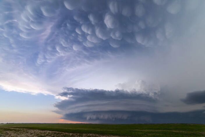 Foto gemaakt door Istock - Shelfcloud met mammatus Foto gemaakt door Istock - Shelfcloud met mammatus