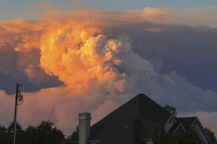 Foto gemaakt door gettyimages.nl - pyrocumulonimbus doet bijna apocalyptisch aan Foto gemaakt door gettyimages.nl - pyrocumulonimbus doet bijna apocalyptisch aan