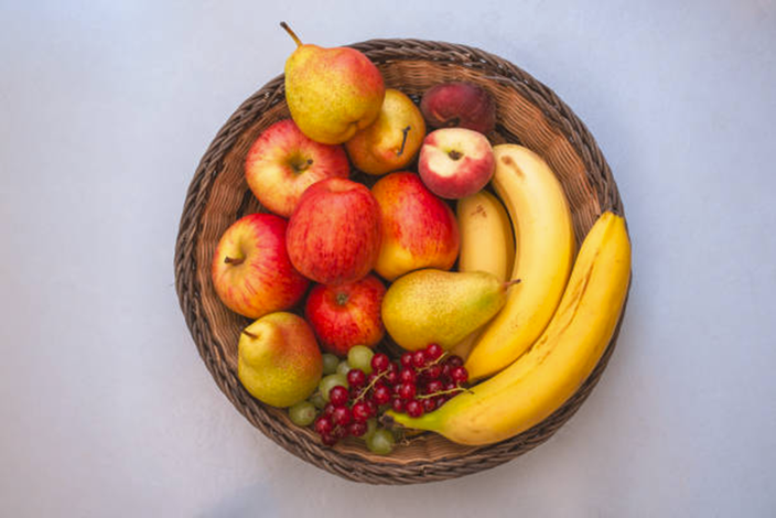 Een schaal fruit kan in de zomer al snel een broedplek voor fruitvliegjes worden. Bron: iStock.com