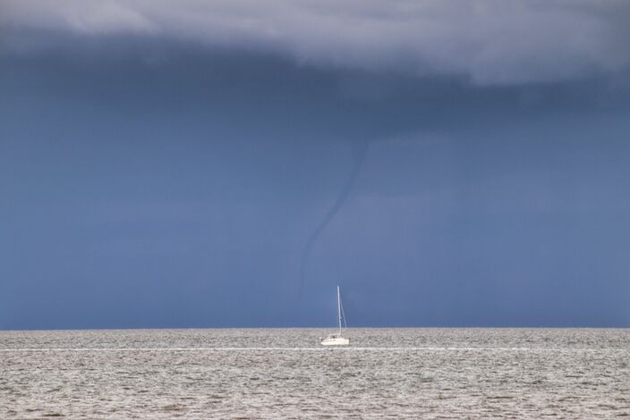 Foto gemaakt door Luca Hoogeveen - Het Waddengebied - Felle regen- en onweersbuien en daarbij soms waterhozen vandaag. Ook komende week wisselvallig.