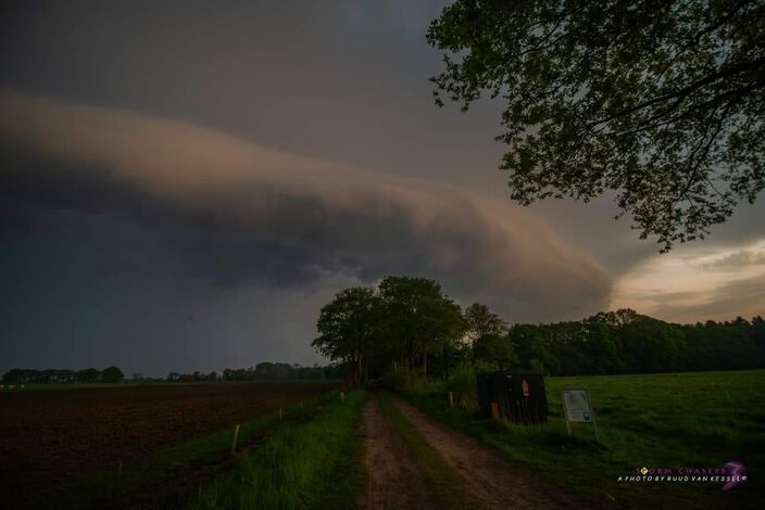 Foto gemaakt door Ruud van Kessel - Chaam - Dreigende shelf cloud bij zonsondergang