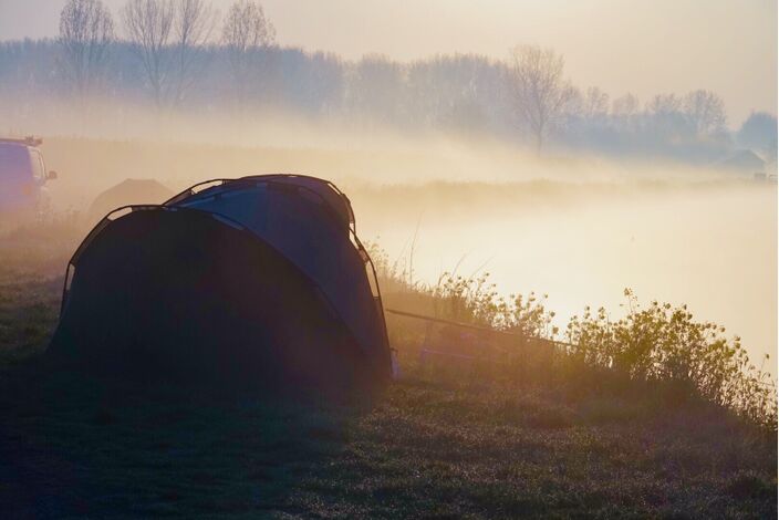 Foto gemaakt door Fas Vermeulen - Beesd  - Voor campinggasten en vissers is het warm aankleden deze ochtend. 