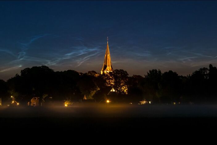 Foto gemaakt door Hans Buls - Sleen - Lichtende nachtwolken. Komende nacht misschien wel een supermaan erbij?