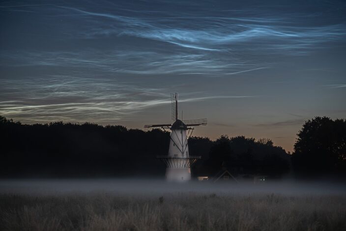 Foto gemaakt door Chris Biesheuvel - Deil - De tijd van de lichtende nachtwolken breekt weer aan. Het zijn de hoogste wolken die in de aardatmosfeer kunnen ontstaan en ze lijken licht te geven.