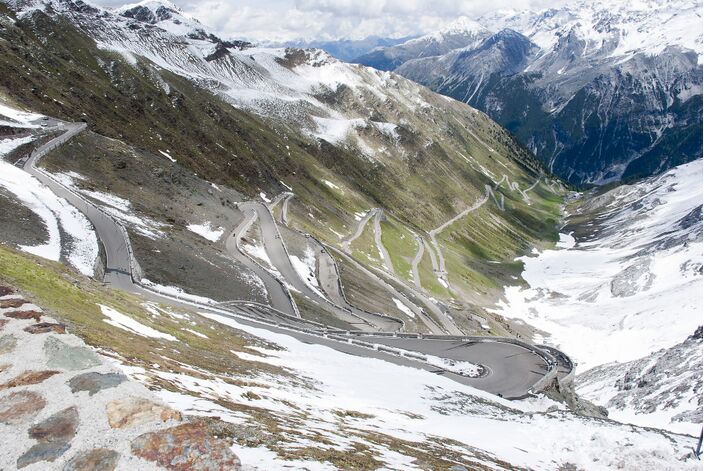 Foto gemaakt door Freddy Doktoor via Pixabay - Passo dello Stelvio - De Stelvio: een beruchte beklimming waar het nog wel eens flink kan spoken.