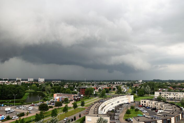 Foto gemaakt door Anne-Marie van Iersel - Vlissingen - Een nieuwe bui met onweer nadert Vlissingen.