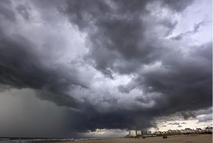 Foto gemaakt door Monique van Middelkoop - Zandvoort - Flinke regenbui boven zee op 4 september