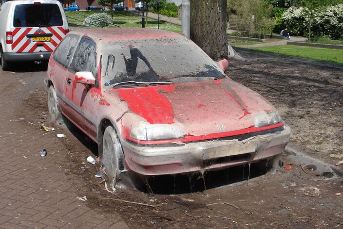 Foto gemaakt door Wikipedia - Rotterdam - Een auto gehuld is het spinsel van de spinselmot.