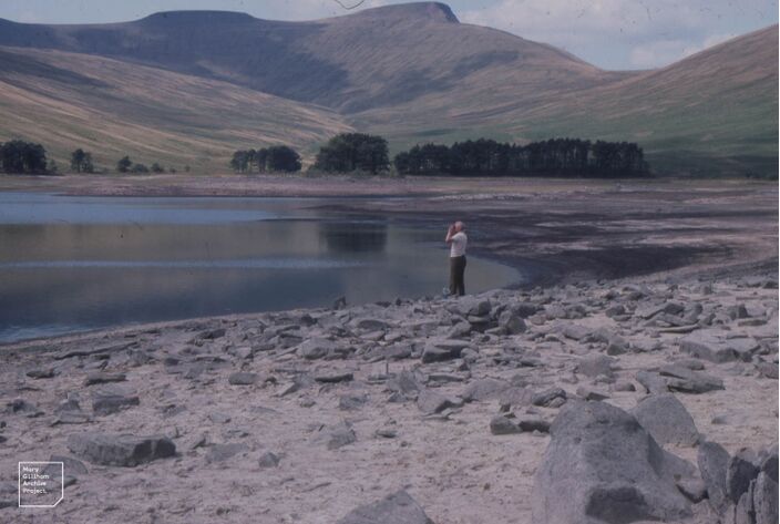 Foto gemaakt door Dr Mary Gillham Archive Project - Verenigd Koninkrijk - Een waterreservoir stat extreem laag tijdens de droogte in 1976.